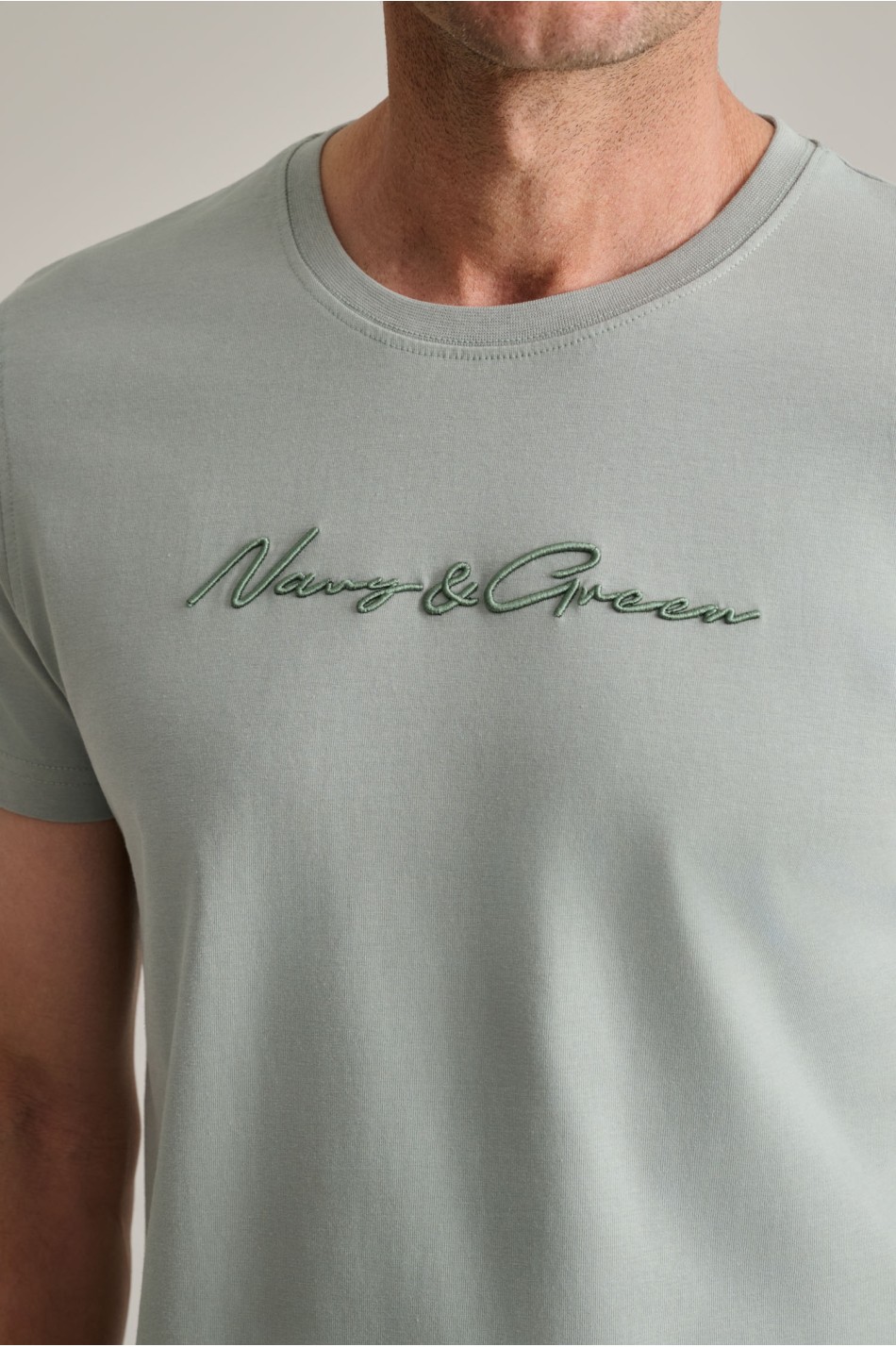 Βαμβακερό t-shirt με λαιμόκοψη & καλλιγραφικό κέντημα