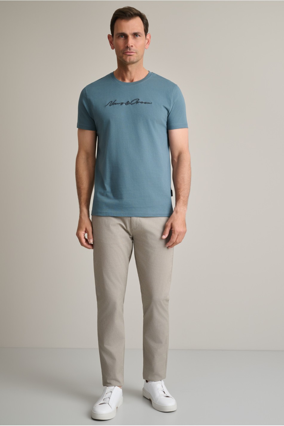 Βαμβακερό t-shirt με λαιμόκοψη & καλλιγραφικό κέντημα