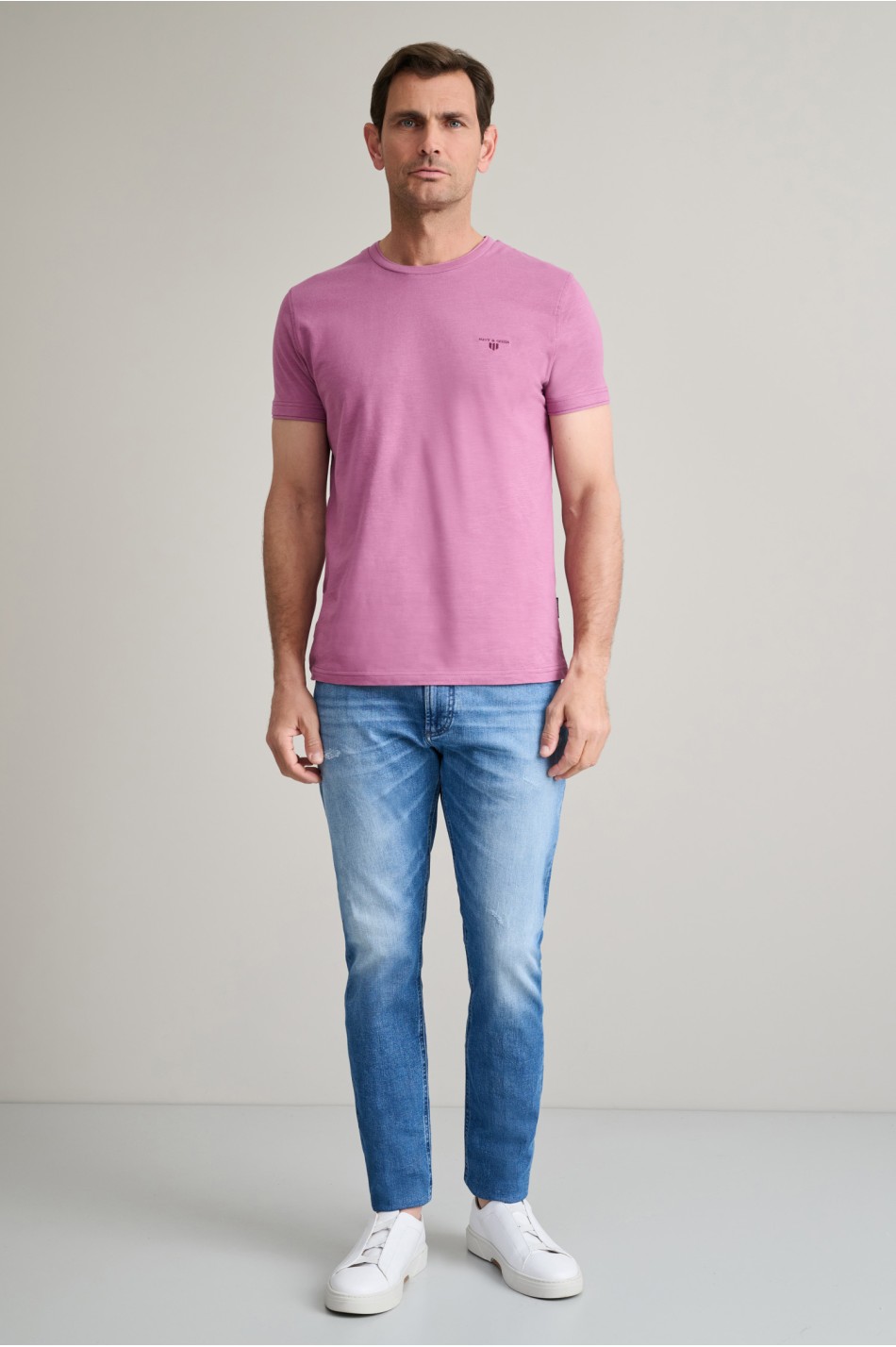 Βαμβακερό t-shirt με λαιμόκοψη & λεπτομέρειες υφάσματος