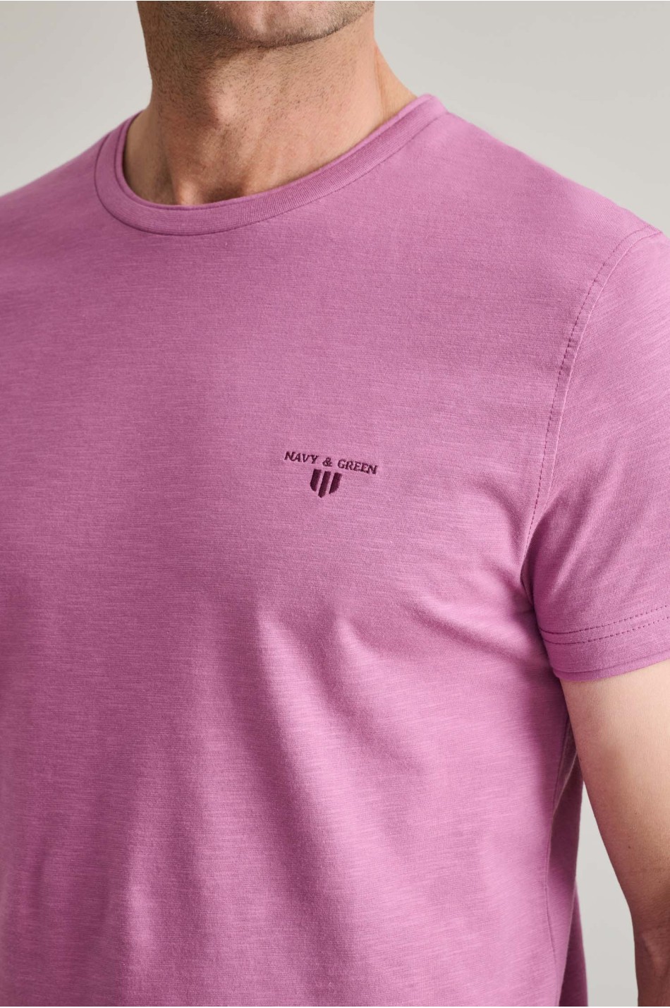 Βαμβακερό t-shirt με λαιμόκοψη & λεπτομέρειες υφάσματος