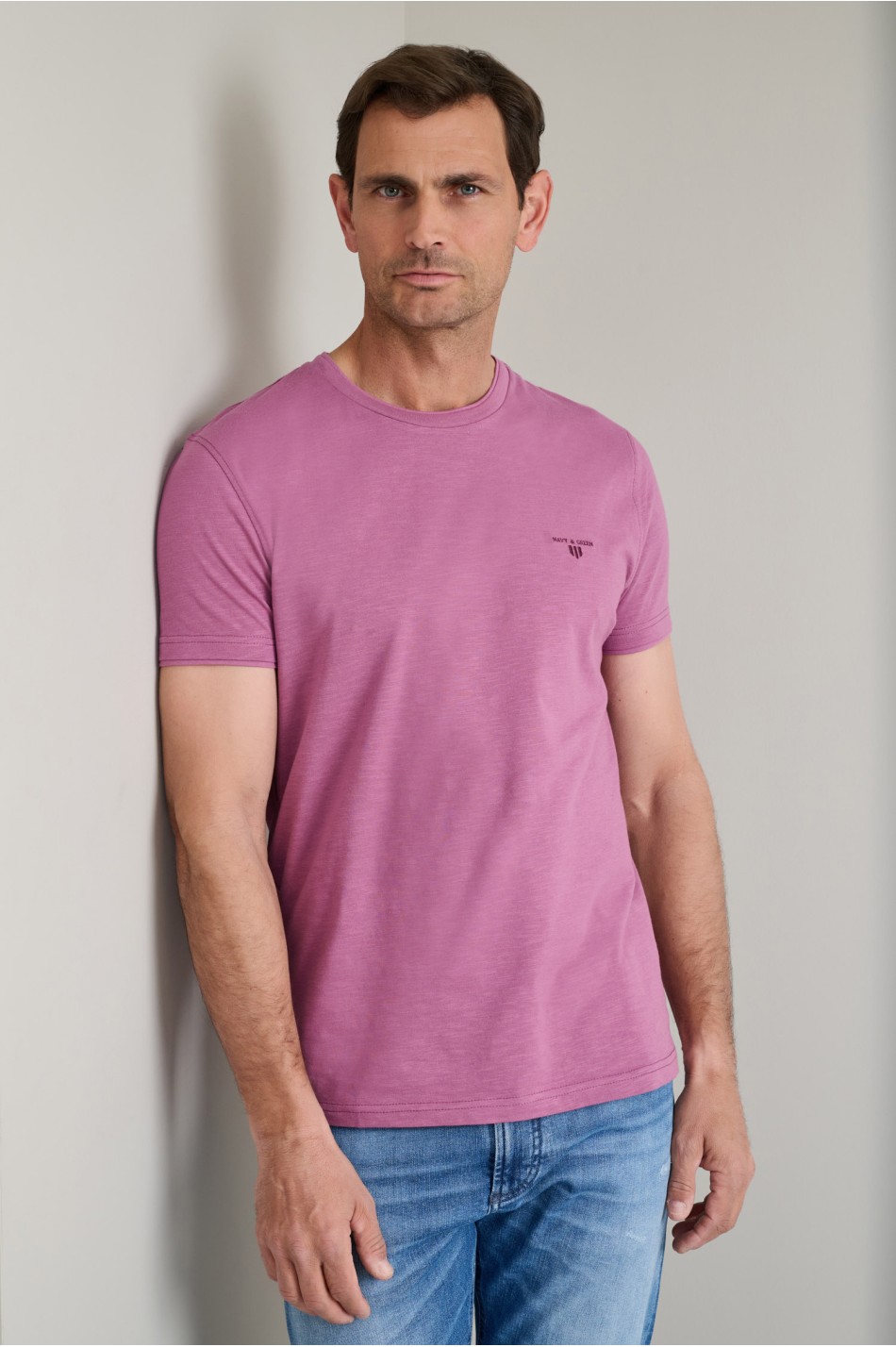 Βαμβακερό t-shirt με λαιμόκοψη & λεπτομέρειες υφάσματος