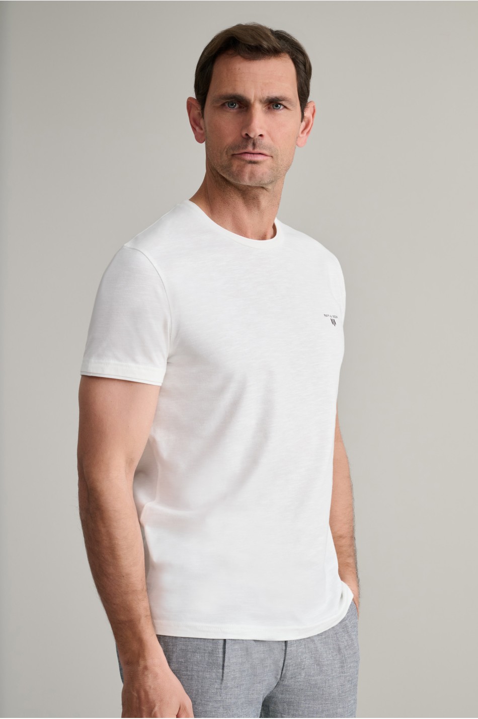 Βαμβακερό t-shirt με λαιμόκοψη & λεπτομέρειες υφάσματος