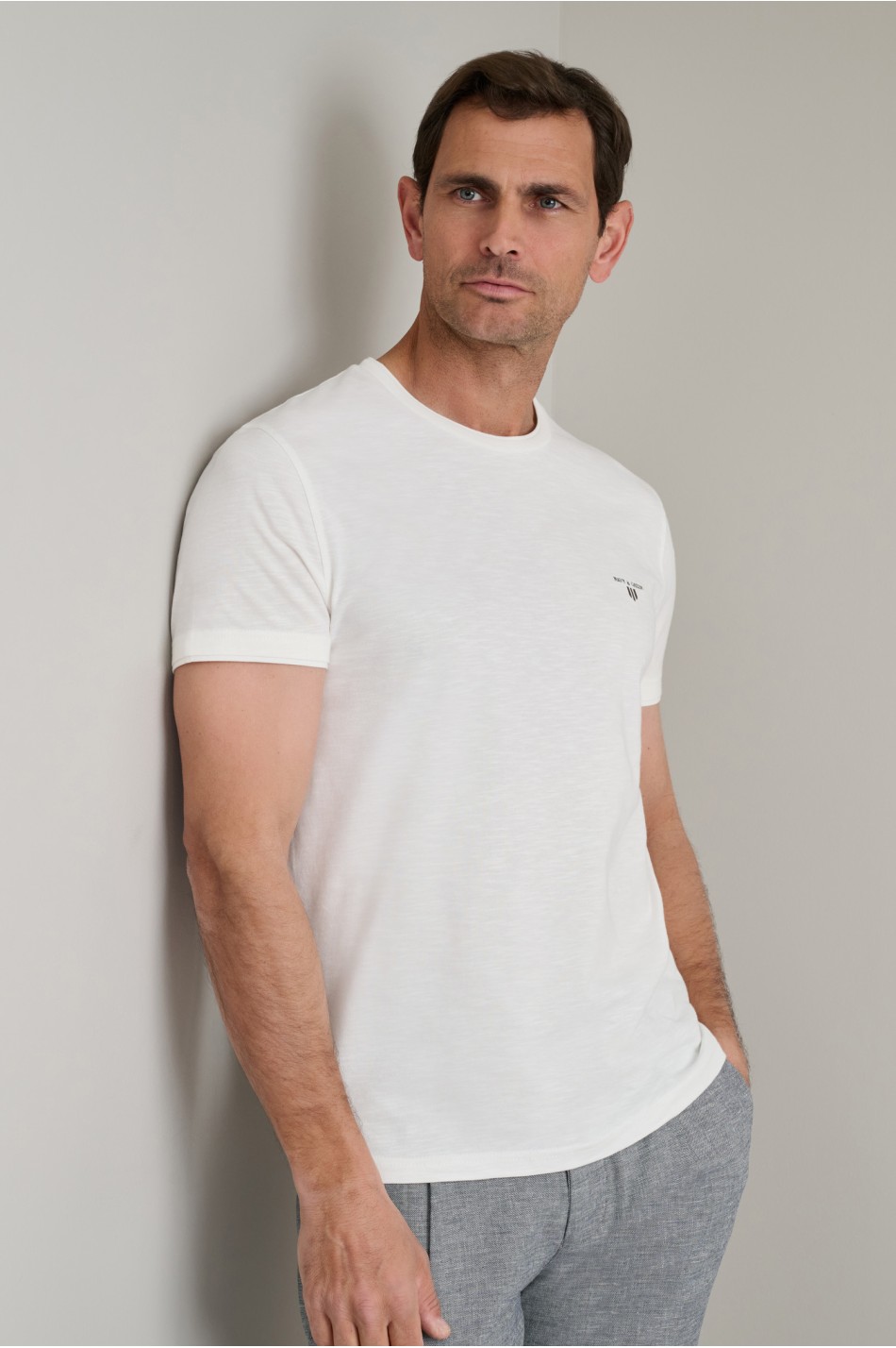 Βαμβακερό t-shirt με λαιμόκοψη & λεπτομέρειες υφάσματος