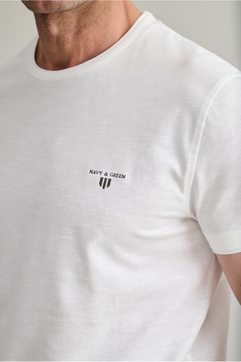 Βαμβακερό t-shirt με λαιμόκοψη & λεπτομέρειες υφάσματος