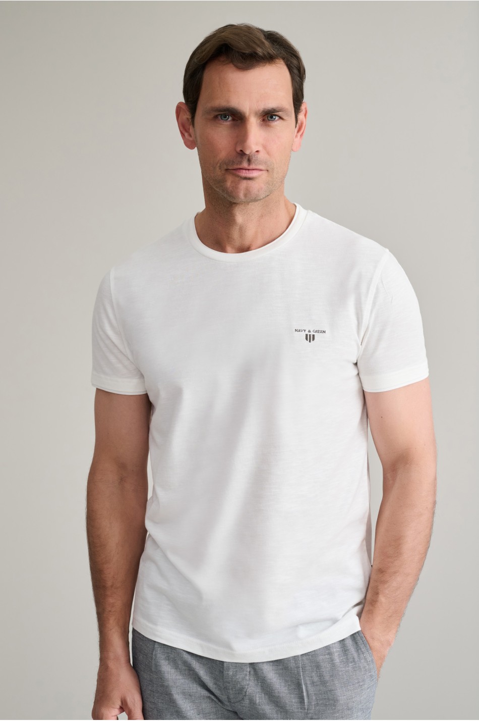 Βαμβακερό t-shirt με λαιμόκοψη & λεπτομέρειες υφάσματος