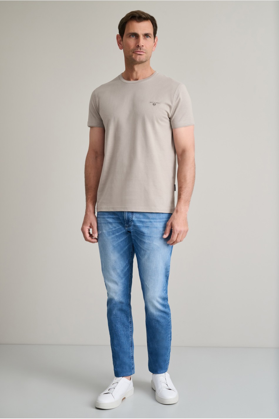 Βαμβακερό t-shirt με λαιμόκοψη & λεπτομέρειες υφάσματος