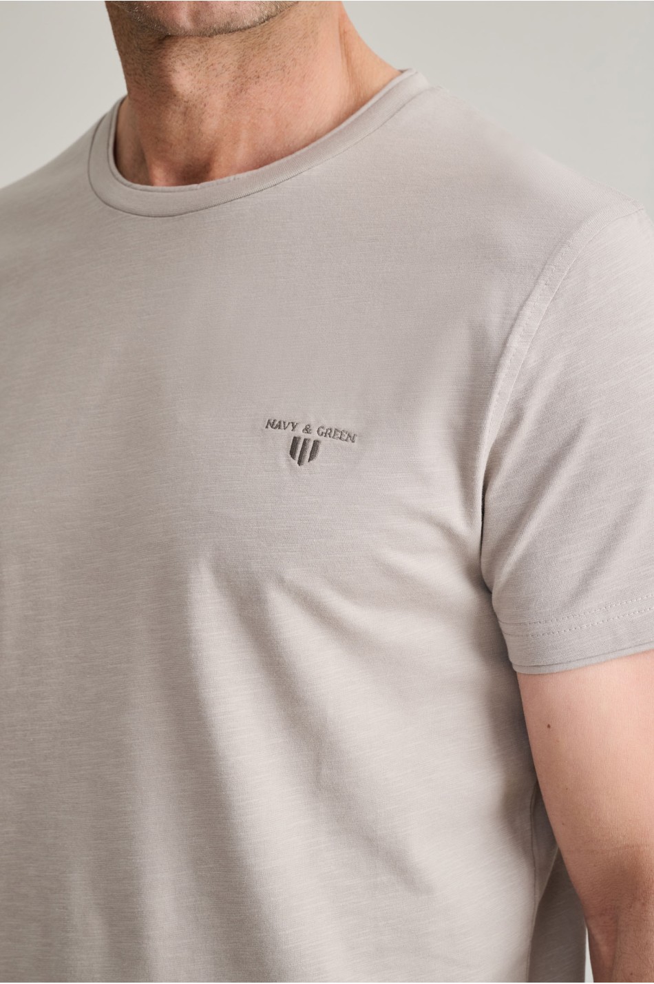 Βαμβακερό t-shirt με λαιμόκοψη & λεπτομέρειες υφάσματος