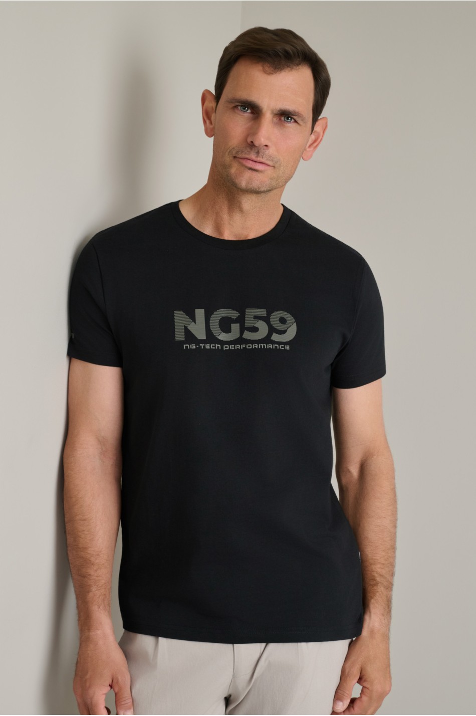 Βαμβακερό t-shirt με λαιμόκοψη & λεπτομέρειες