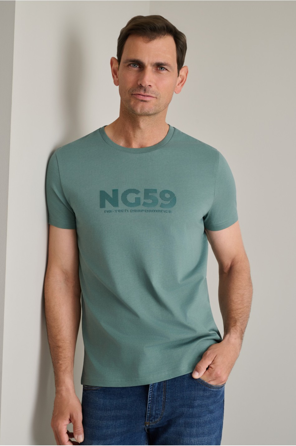 Βαμβακερό t-shirt με λαιμόκοψη & λεπτομέρειες
