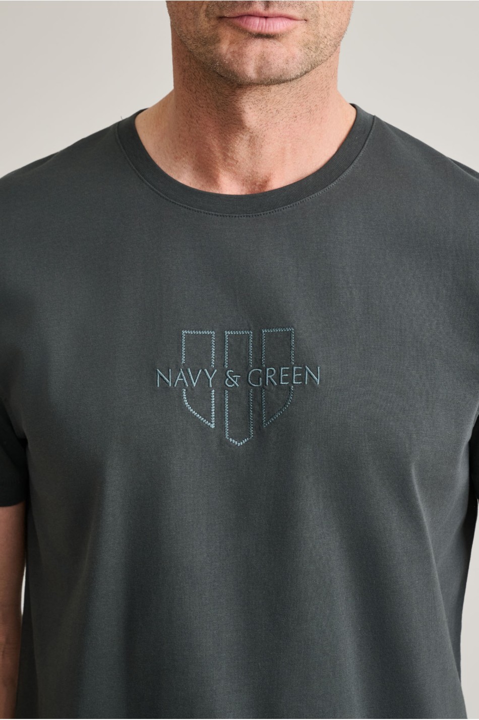 Βαμβακερό t-shirt με λαιμόκοψη & κέντημα