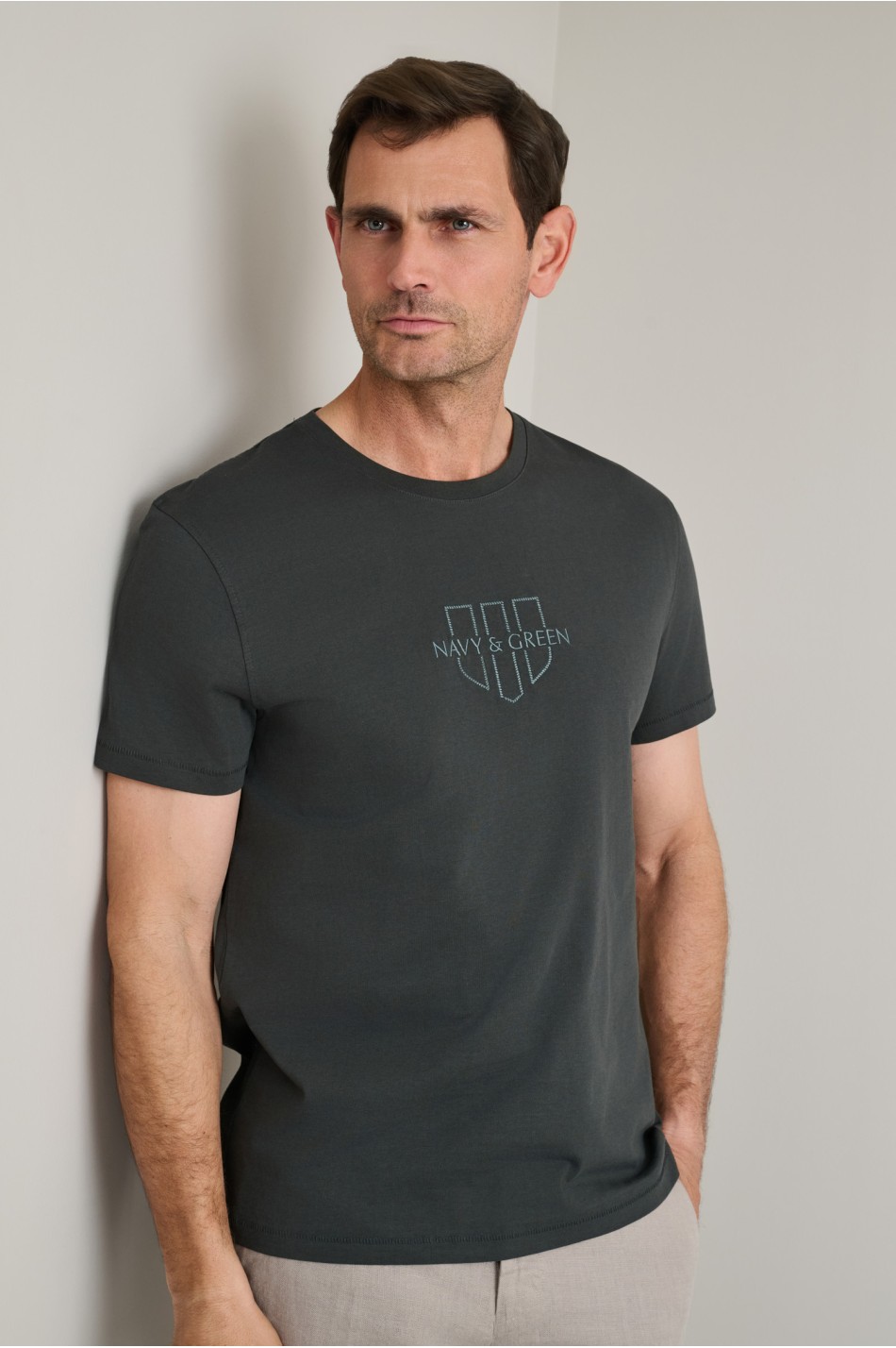 Βαμβακερό t-shirt με λαιμόκοψη & κέντημα