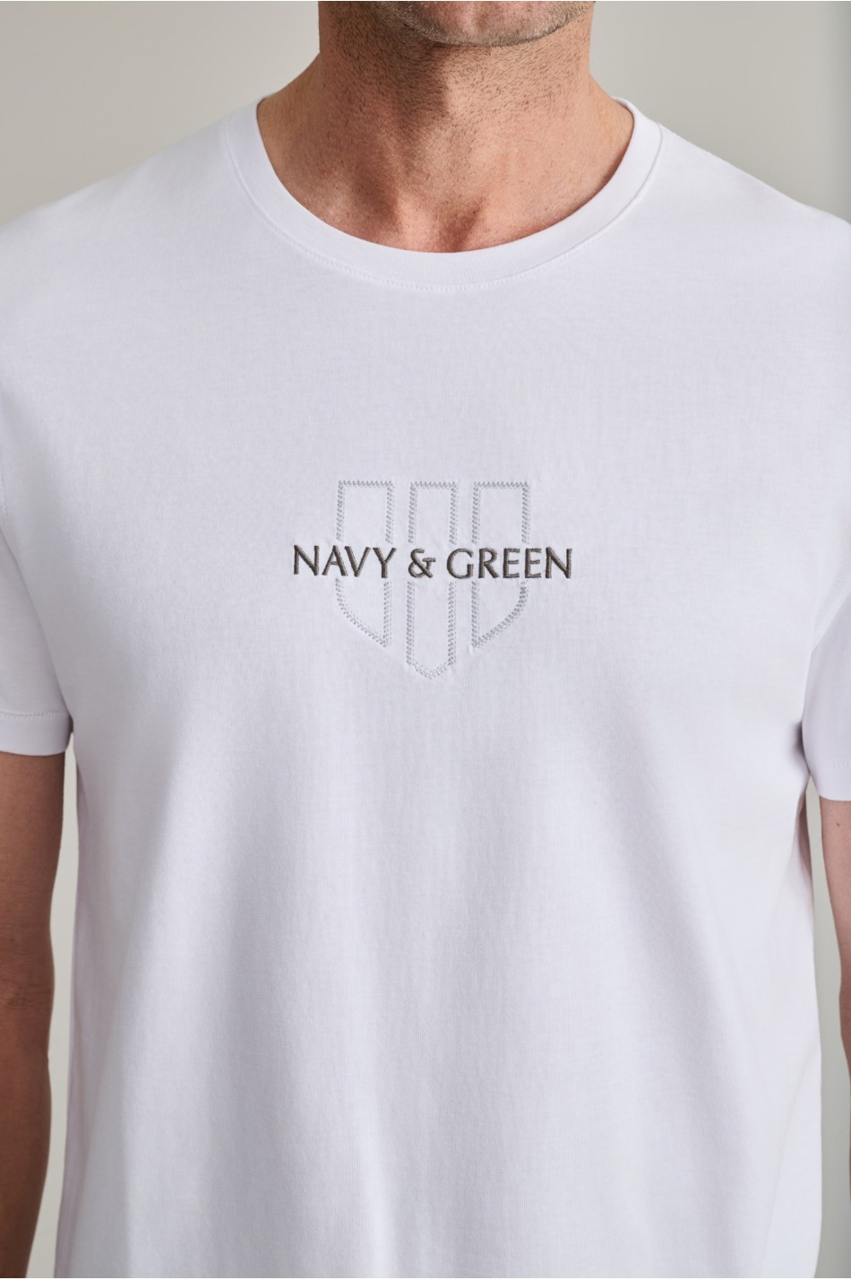 Βαμβακερό t-shirt με λαιμόκοψη & κέντημα