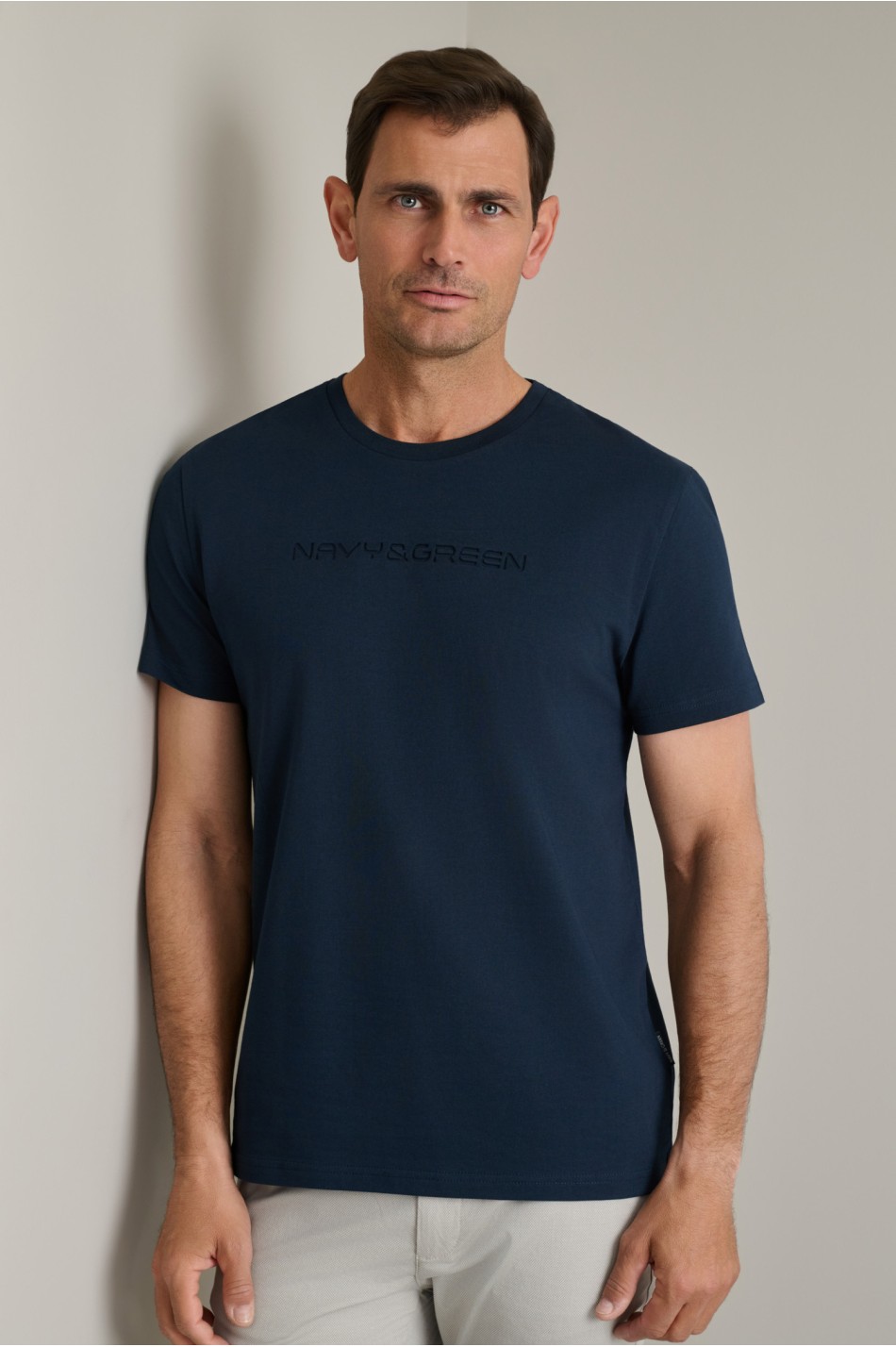Βαμβακερό t-shirt με λαιμόκοψη & ανάγλυφη σήμανση