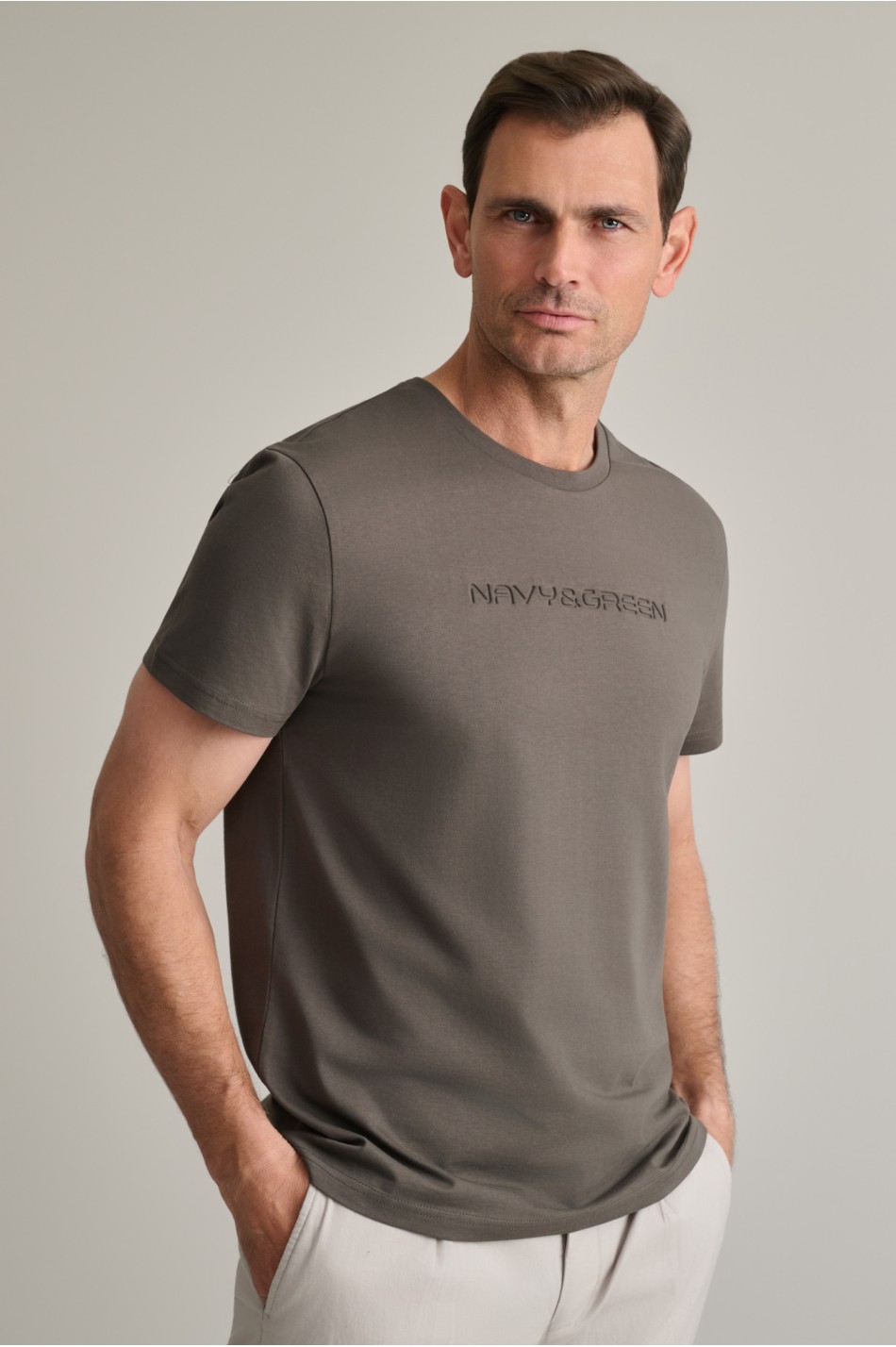 Βαμβακερό t-shirt με λαιμόκοψη & ανάγλυφη σήμανση